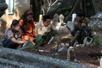 Peziarah Padati Makam Bergota Usai Shalat Id