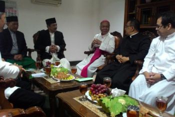 Uskup Hadiri Shalat Id di Masjid Agung Jawa Tengah