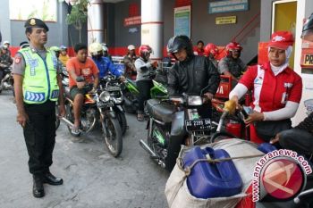 Warga padati SPBU di Bandarlampung