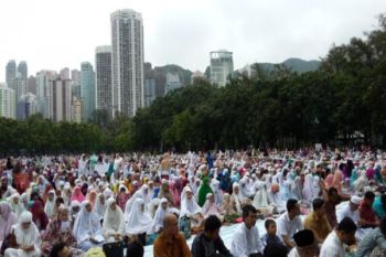 Ribuan WNI Shalat Id Di Victoria, Hongkong