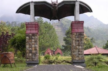 Pentas Musik Dangdut di Gua Lawa Tarik Wisatawan
