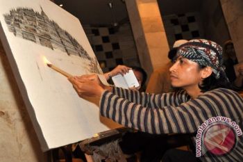 Seniman Borobudur Performa Manusia Lumpur Melukis