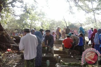 Pekuburan Islam Mamuju Dipadati Peziarah
