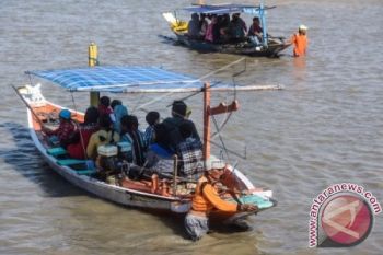 Naik Perahu Jadi Favorit Wisatawan Pantai Kenjeran
