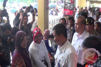 Lebaran - Menhub sapa pemudik di Bandara Adisutjipto 