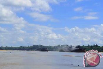 Tongkang Di Sungai Barito Kandas Dan Terbakar