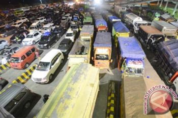 Kendaraan pribadi menyeberang ke Merak antre berjam-jam   