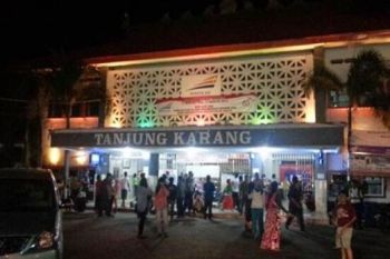 Entah karena kelaparan atau sakit, pria tua ini meninggal  di stasiun 