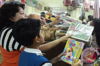 Membeli Buku Tulis