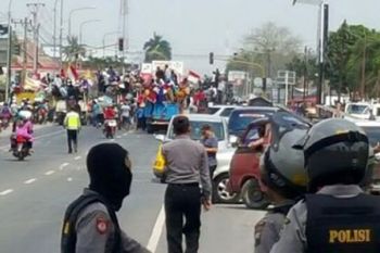 Demo Tolak Pabrik Semen Pati, Pemrotes Blokade Jalan