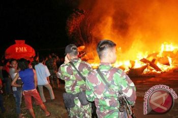 Satgas Pamtas bersama masyarakat padamkan kebakaran barak