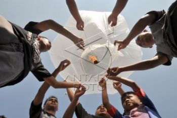 Syawalan, Warga Magelang Terbangkan Ratusan Balon