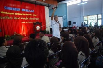 Lima Hari Sekolah, Ganjar Persilakan DPRD Panggil Disdik