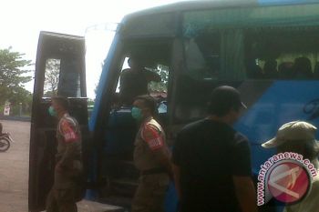 Petugas Tertibkan Penumpang Bus Rajabasa-Bakauheni