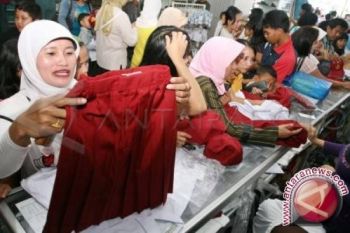 Pedagang Keperluan Sekolah "Diserbu" Pembeli 