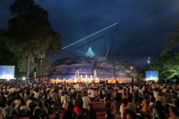 Ratusan Biksu Prosesi Puncak Asadha di Borobudur