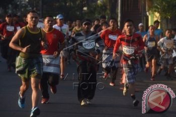 Ribuan Peserta Semarakkan Lari Bersarung Sambut Muktamar NU