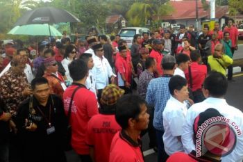 Ratusan Warga Iringi Pendaftaran Willy-Wahyudi
