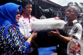 PMI Barito Utara Serahkan Bantuan Korban Kebakaran