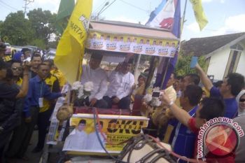 Calon bupati diarak dengan kereta kuda