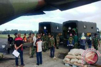 Yonif 751/Raider bantu angkut bantuan korban Tolikara