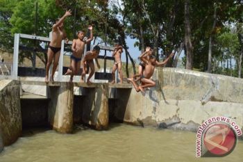Bermain Air Saluran