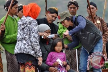 Ribuan Wisatawan Saksikan Ruwatan Anak Berambut Gimbal