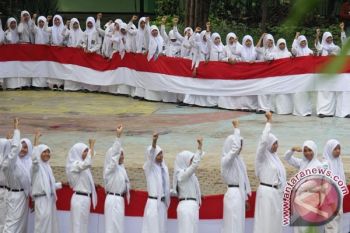 Presiden Jokowi Bagi-Bagi Bendera Merah Putih kepada Warga