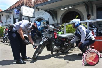 Dishub diperintahkan kempiskan ban kendaraan parkir sembarangan