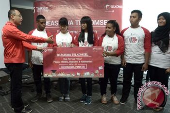 Telkomsel salurkan beasiswa dukung program Indonesia Pintar 