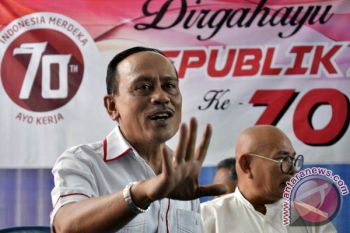 Senator Sulsel bagikan bendera Merah Putih 