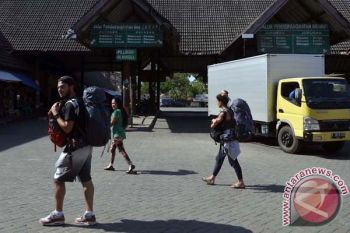 Tim gabungan tertibkan belasan mobil terminal bayangan 