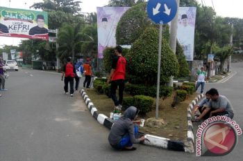 SKPD Tanjungpinang Cat Trotoar Sambut HUT Kemerdekaan