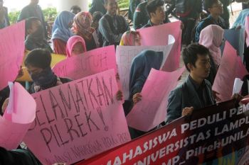BEM di Unila Demo Pemilihan Rektor