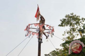 Lomba Panjat Pohon Pinang