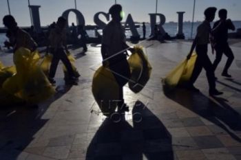 Pramuka Makassar Bersihkan Sampah Pantai Losari