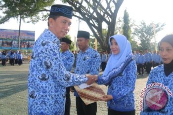Bupati Barut Serahkan SK Pengangkatan ke CPNS Honorer