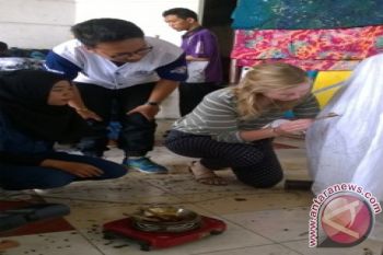 Delapan Mahasiswa Asing Belajar membatik di Malang
