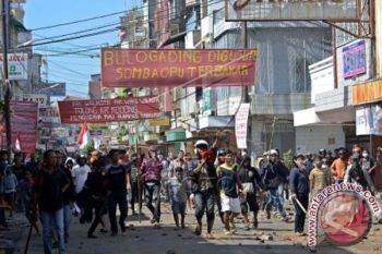 Warga Bulogading Makassar blokir Jalan Somba Opu 