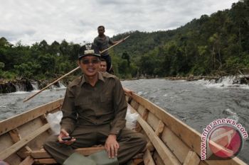 IP Naik Perahu Menyisiri Sungai Demi Masyarakat