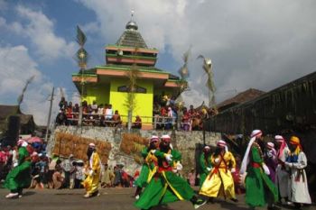 Kesenian Obros Dipentaskan di Festival Lima Gunung 
