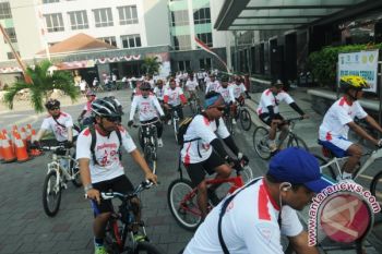 Ratusan tim medis bersepeda tertib di jalan