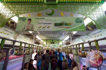 Penumpang Terharu Ikuti Upacara Bendera di Kereta Api