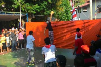 Meriahkan HUT RI, Ganjar Bermain Voli di Permukiman 