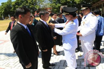 70th RI - Enam PNS Manado Terima Penghargaan Satyalencana Karyasatya 