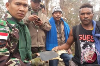 Masyarakat Pikul Empat Jenazah Korban Trigana Selama Lima Jam 