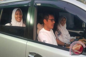 Irwan Tak  Canggung Antar Anak ke Sekolah
