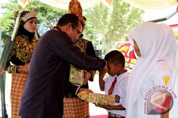 Pemkot Serahkan Seragam Sekolah Siswa Kurang Mampu