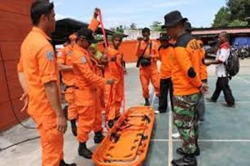 Tim SAR gabungan evakuasi korban pesawat jatuh dari gunung Menuk