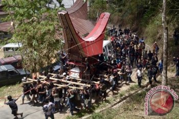 Prosesi Upacara Kematian Rambu Solo